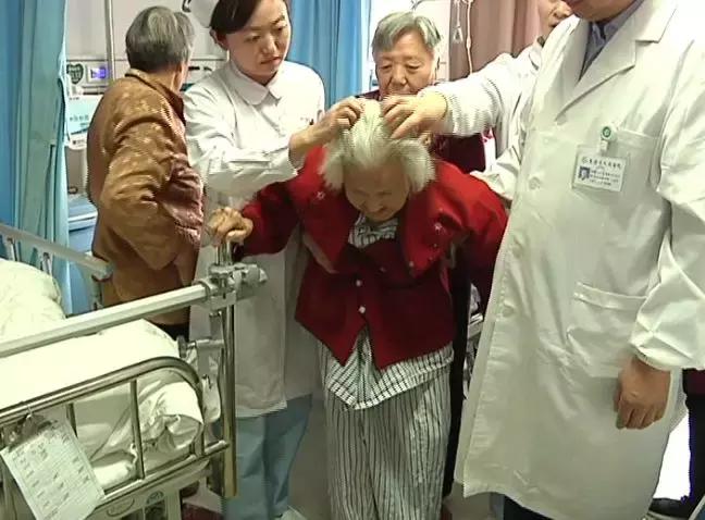 71岁大爷去医院做手术,94岁高龄医生做手术