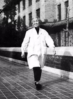 面对产科医生不许结婚生子的无理规定，她说：那我就一辈子不嫁！