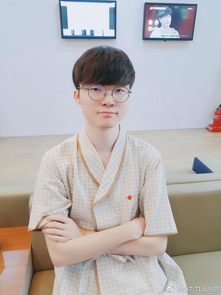 skt三连胜faker却进入离队倒计时,skt全员庆祝faker
