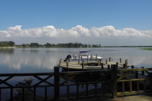 哈尔滨野狼湖，为东北最大的内陆平原湖，是野生狼栖息的天然场所