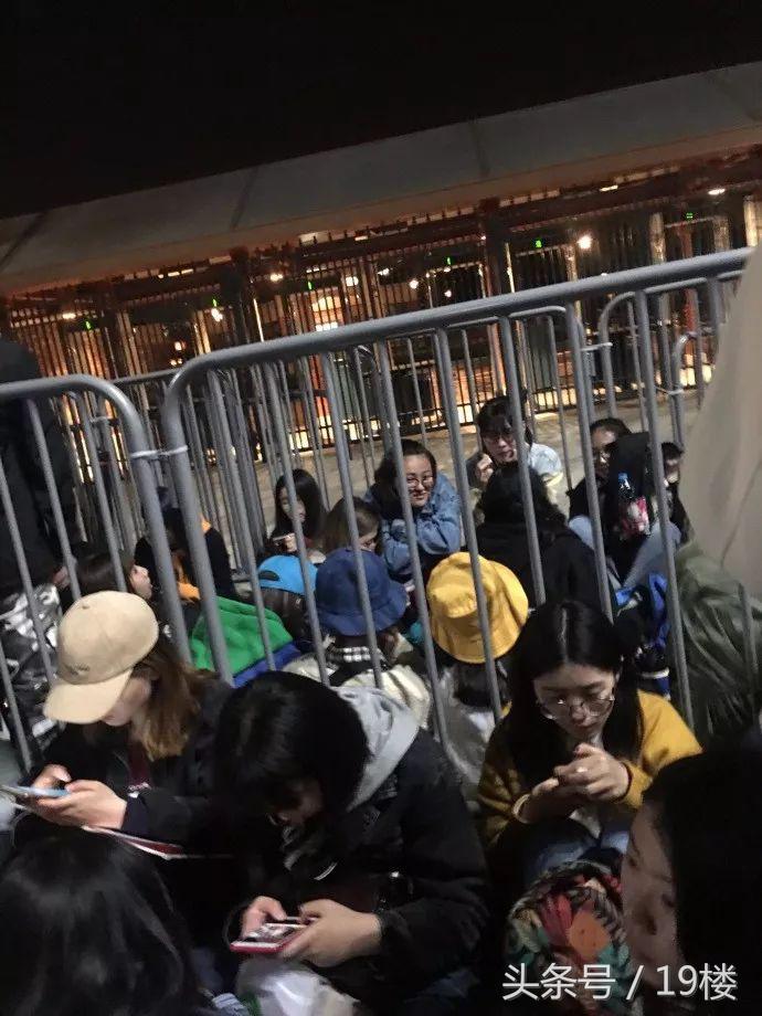 上海迪士尼爆满人挤人,上海迪士尼乐园实时排队人数