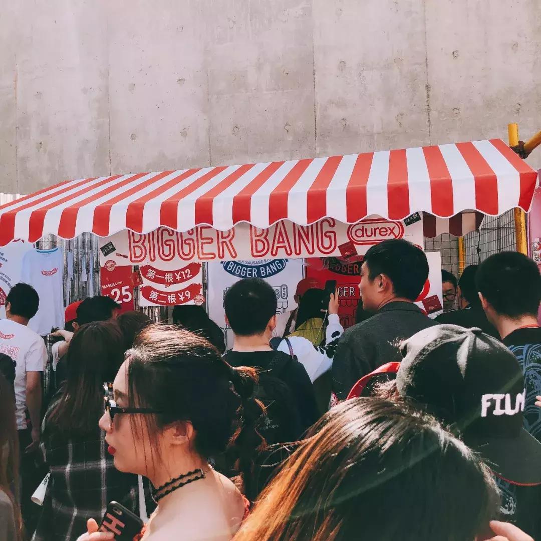 杜蕾斯开了家烤肠店！继出了诗集后又搞大动作了