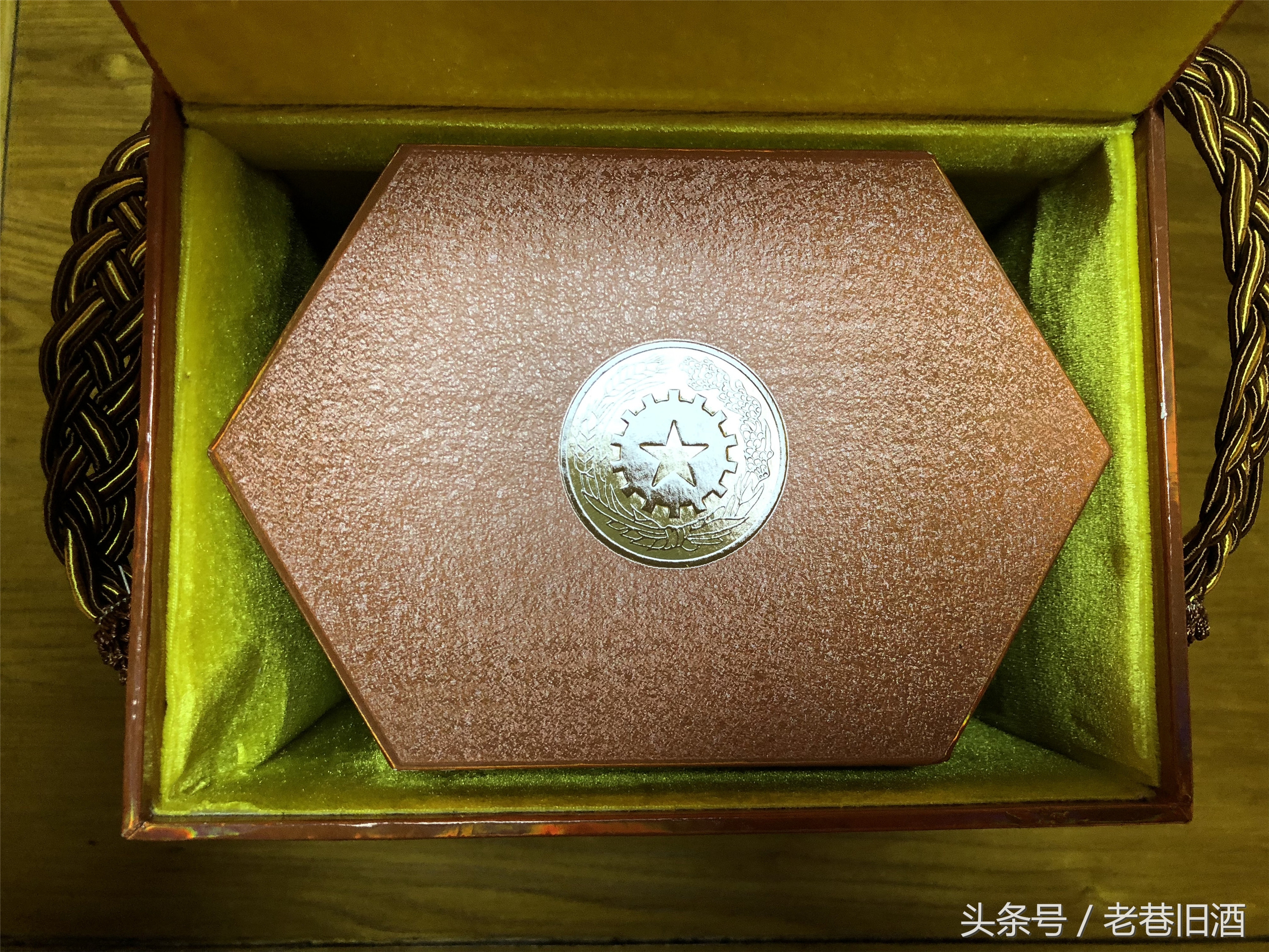 飞天60周年纪念版绝版酒多少钱,中华人民共和国成立70周年纪念酒