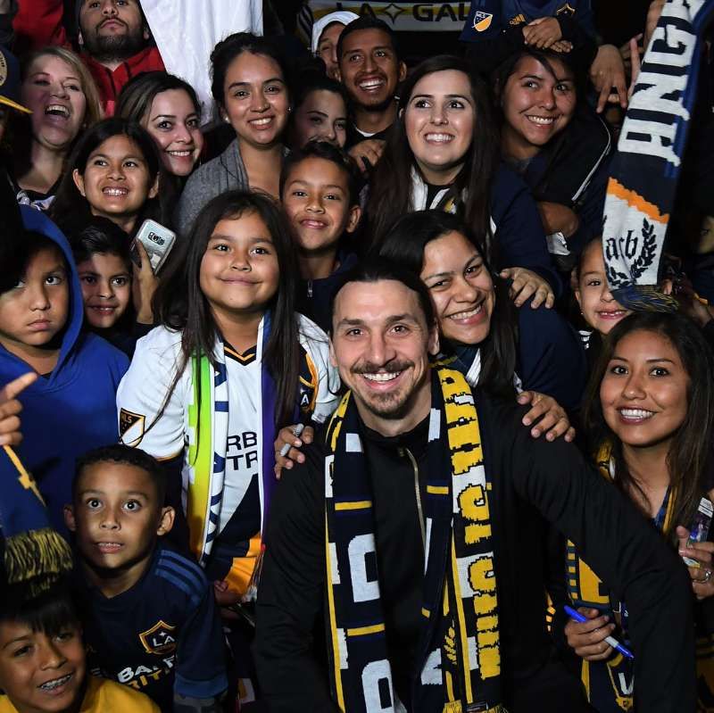 他是足球界的传说，也是装逼界的丰碑我是伊布，你是谁？