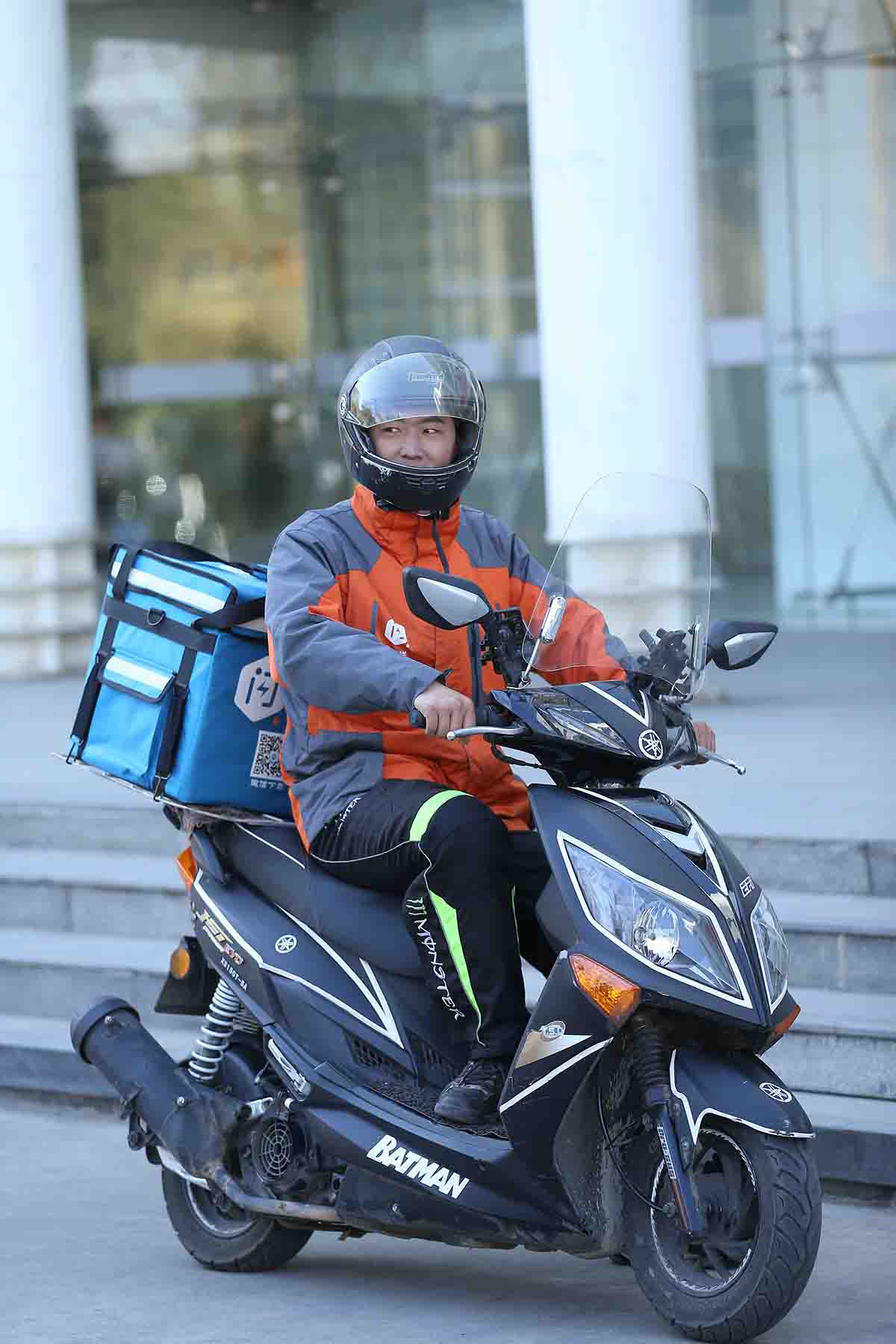 快递员为什么难找对象,快递员被女子美貌吸引