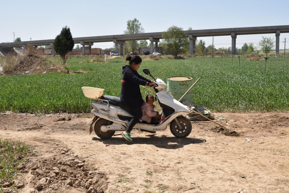 一家人蜗居,一家人蜗居在一间房太憋屈了