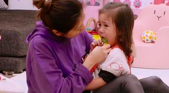 咘咘摔嘴流血,波妞咘咘摔倒