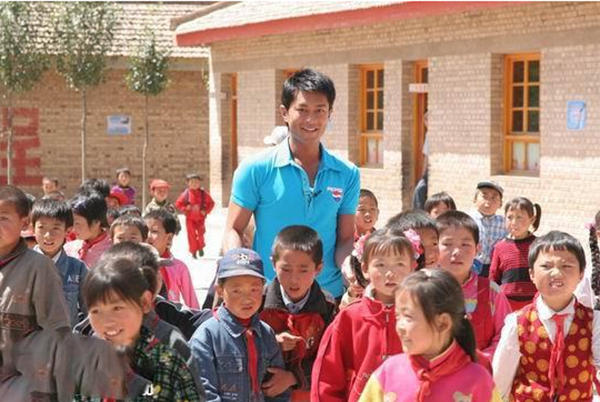 他们这么优秀，为什么要喜欢外国人？