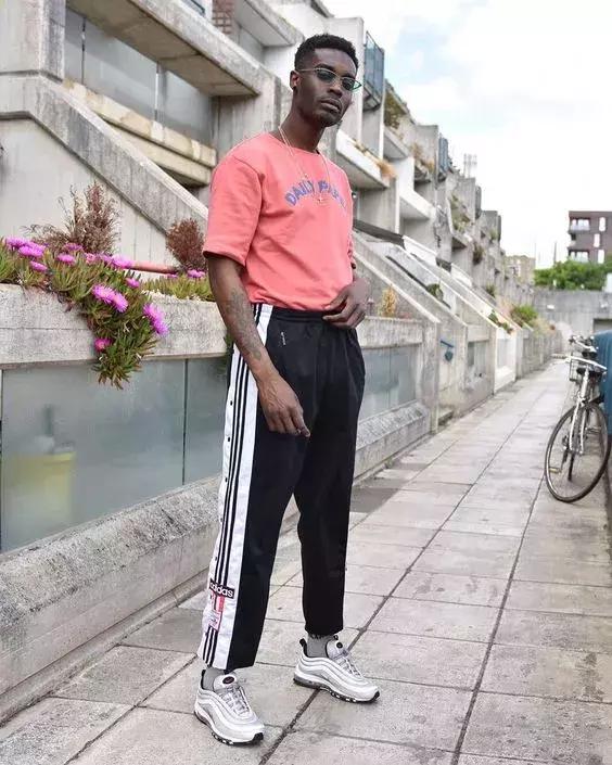 翻箱倒柜找出来的侧边条纹裤，却不知道怎么穿？