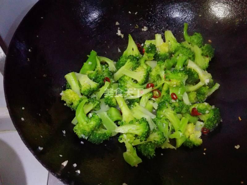 西兰花如何做好吃简单家常,西兰花怎么做才好吃家常做法