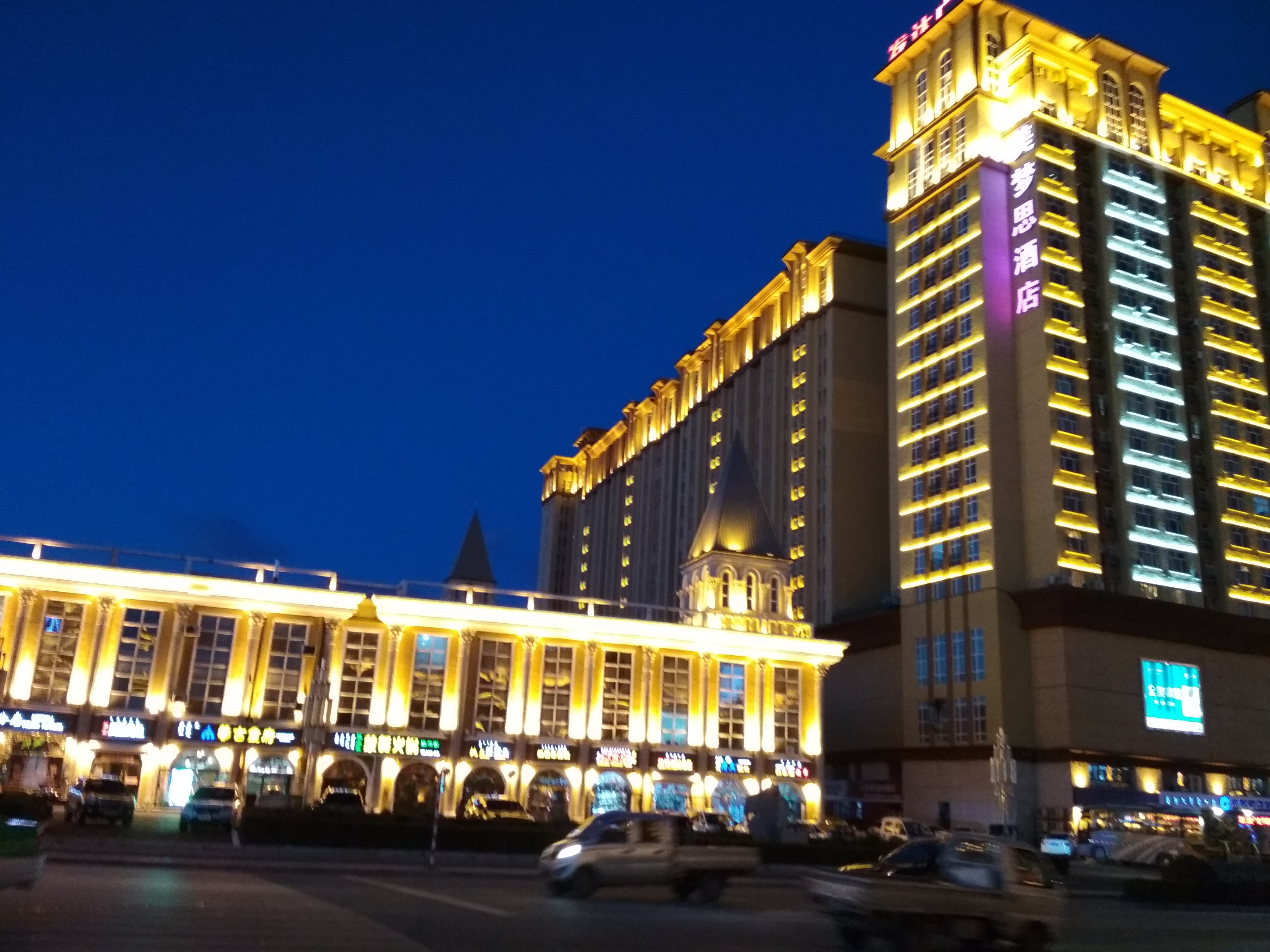 上天堂下苏杭不如这里灯火辉煌城中一萌宠出没比光头强可爱