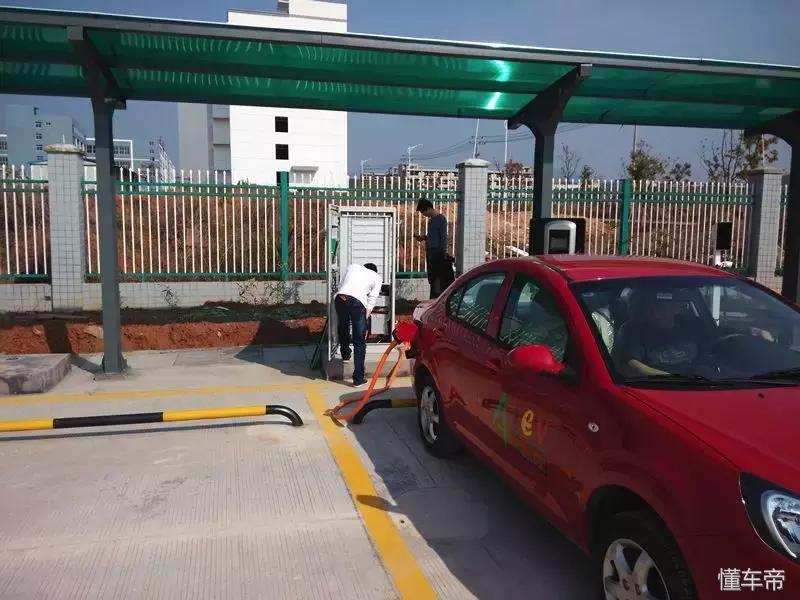 移动充电桩给电动车充电,打破传统电动车充电困扰