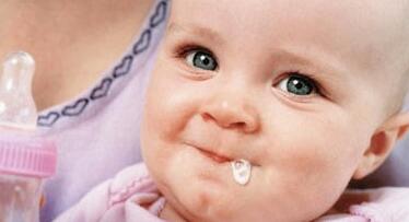 月子里的宝宝吐奶该怎么处理,月子里怎样缓解宝宝吐奶