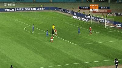 犯规还有理了！30岁悍将背后铲人送点，竟还理直气壮的指着裁判骂