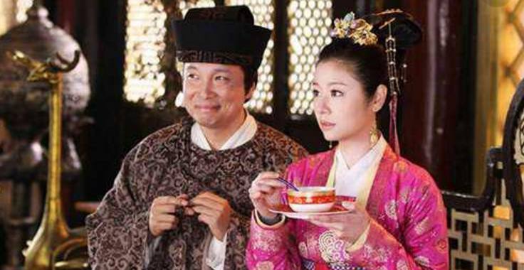 19岁因一则广告走红，曾过失杀死剧组演员，复出后娶小12岁娇妻