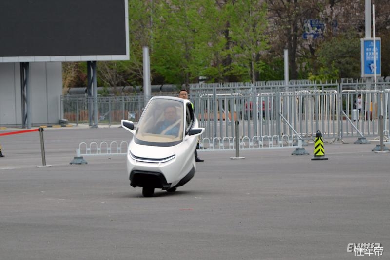体验感极强的电动车,现代感很强的两轮电动车