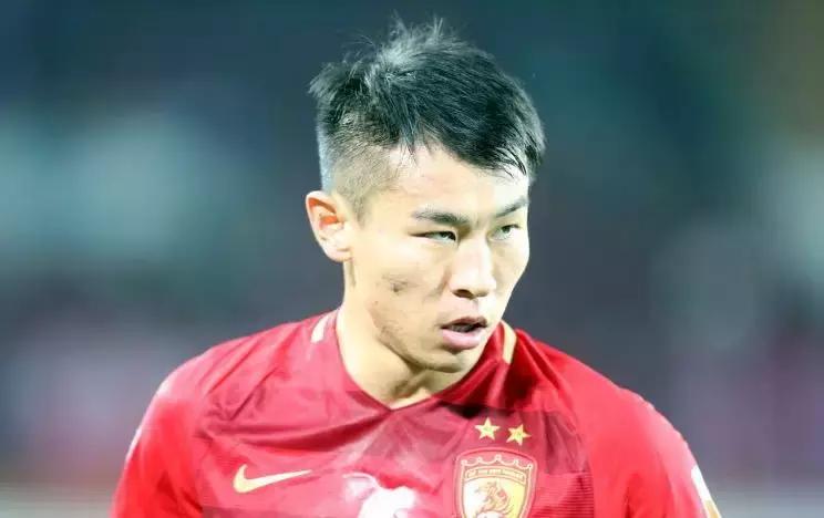 把3:0踢成了2:2，恒大球迷*攻围**队内罪人：这个锅你要背一辈子！