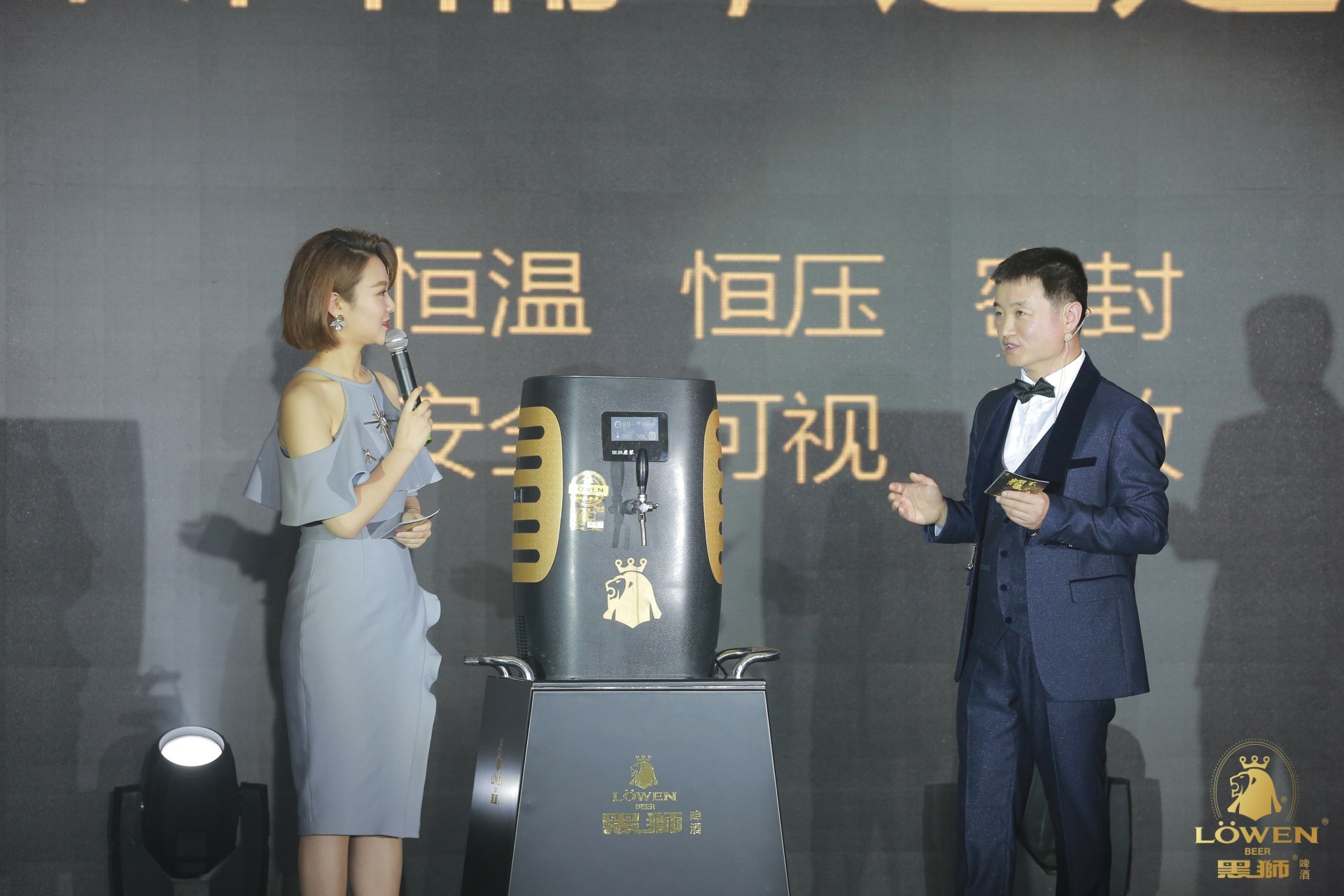 雪花黑狮原浆啤酒,网红直播饮白酒