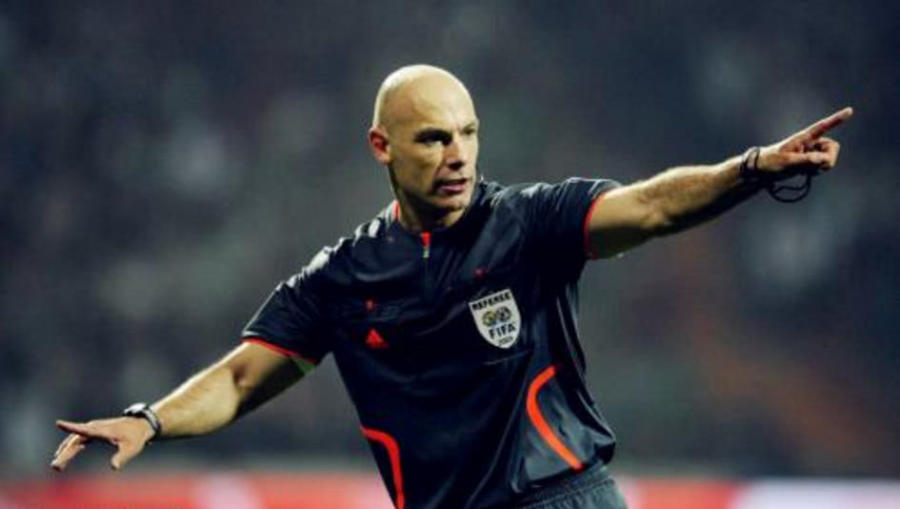 足球比赛中球踢到裁判怎么办,足球比赛中裁判可以用身体挡球吗