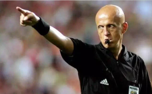 足球比赛中球踢到裁判怎么办,足球比赛中裁判可以用身体挡球吗