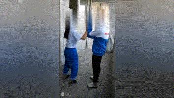 争啥？广东两女生打架打人者49秒甩23记耳光