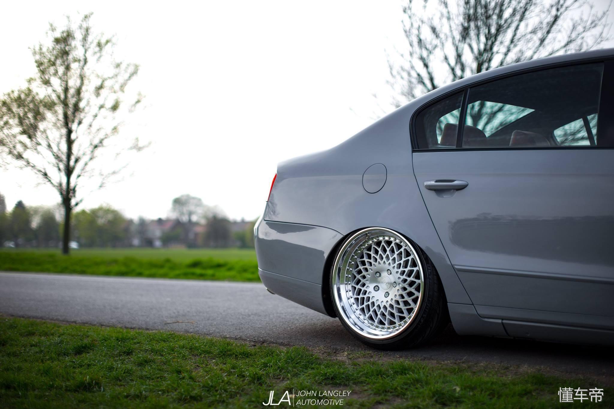 虽然手动挡让人着迷，但是这辆迈腾的轮毂让洗车工抓狂！