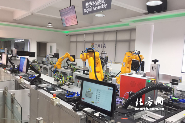 天津宜科电子车间怎么样,看工厂无尘车间工作的人