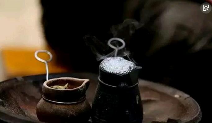 青瓷香粉罐,红色圆形铁罐的茶