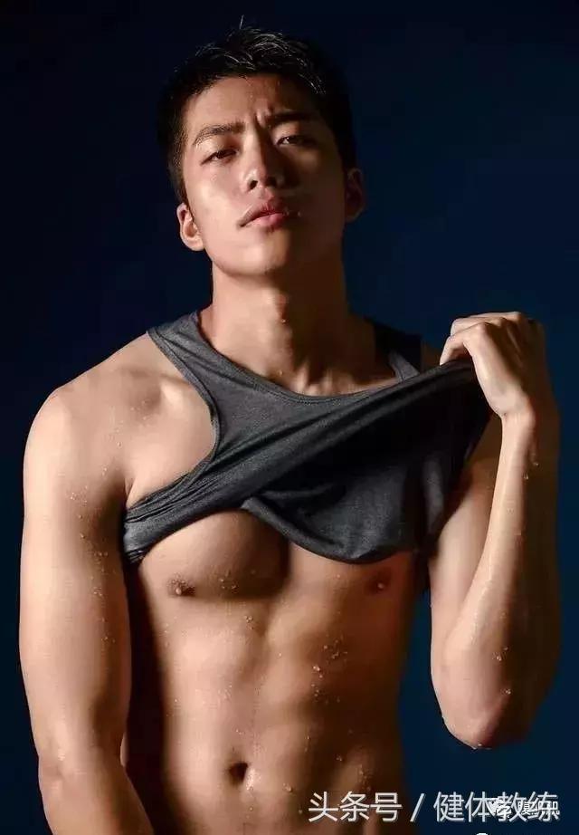 足球小哥去当兵了还拍照，鲜嫩可口会不会被……？