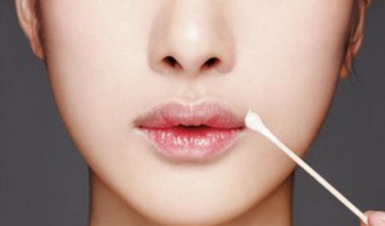 为什么女生喜欢嘴唇厚的,女生喜欢上嘴唇薄下嘴唇厚