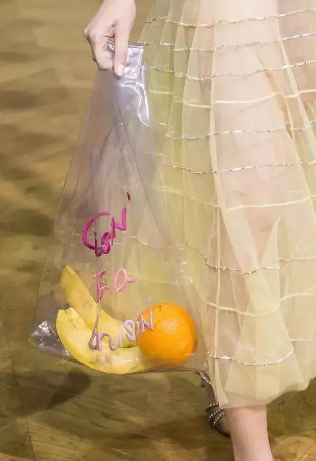 CK刷碗手套2400,GUCCI洗澡筐8千……我仿佛走进了“顶奢两元店”