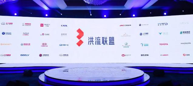 滴滴创始人程维回应司机爱跑不跑,与滴滴出行创始人程维并肩而立