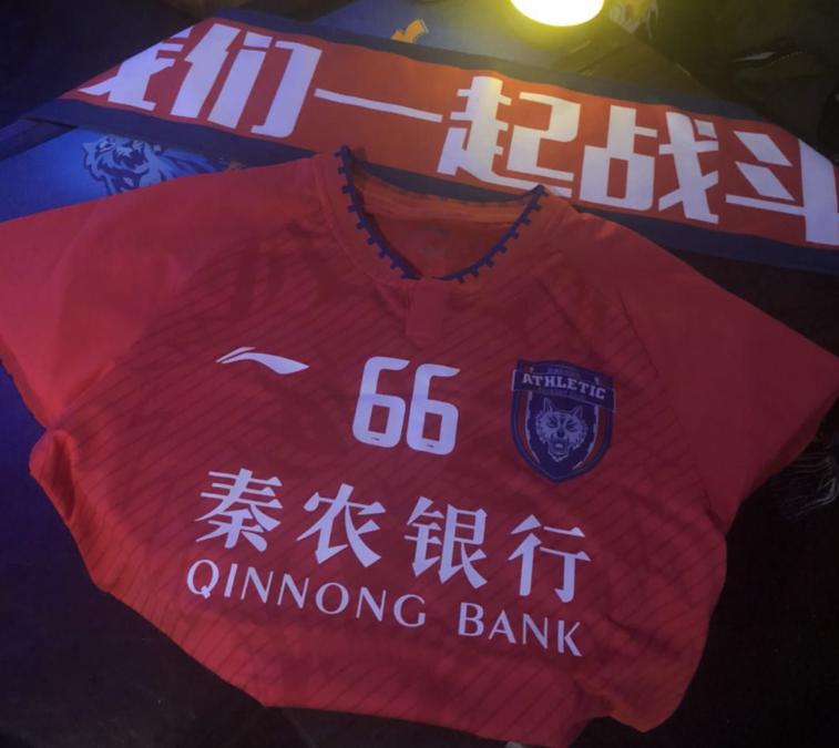 凌晨四点冒雨排长队，只为一张西北狼的球票，这样的人最可爱