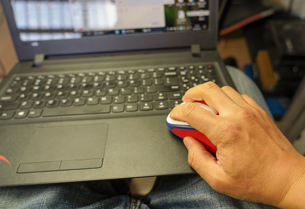 罗技m330无线鼠标推荐,罗技m240鼠标测评