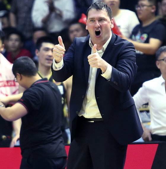 四大绯闻主帅人选缠身，山东男篮一大悬念待破解，一人被*疆新**截胡