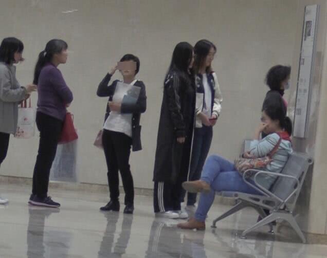 “大嫂”徐冬冬医院就诊后坐地痛哭，低头打电话表情痛苦