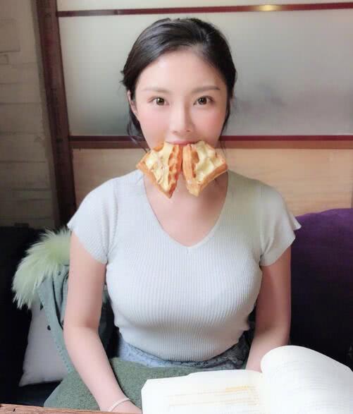 “大嫂”徐冬冬医院就诊后坐地痛哭，低头打电话表情痛苦