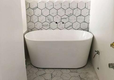 独立浴缸怎么装好看,浴室里面装上浴缸怎样搭配好看