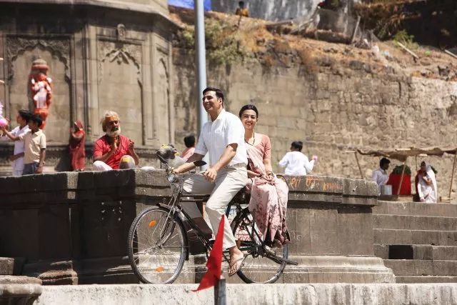 这个穿上女式*裤内**，血漏裤子，成全村变态的他，为爱造出了卫生巾