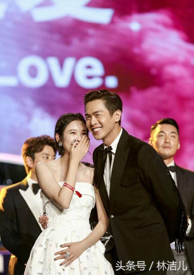 杨幂孙怡两位辣妈同台比美,杨幂和baby同款发型