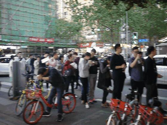 曾经的美食帝国强势回归，建设路要火了！