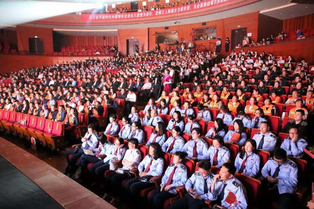 弘扬劳动精神致敬劳动榜样,弘扬劳动精神争当出彩先锋