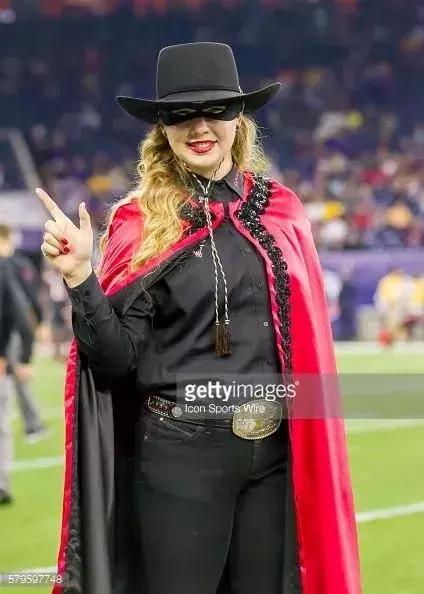 蒙面骑马骑士视频,蒙面骑士闯进将军宴会视频