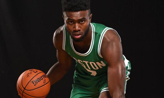 遭踢蛋+手受伤绿军硬汉诠释何为强硬！大帝都被他征服