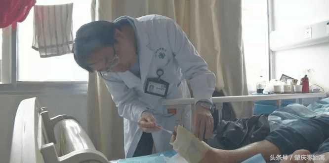 男子被毒蛇咬伤视频,有人被毒蛇咬伤现场应该如何处理