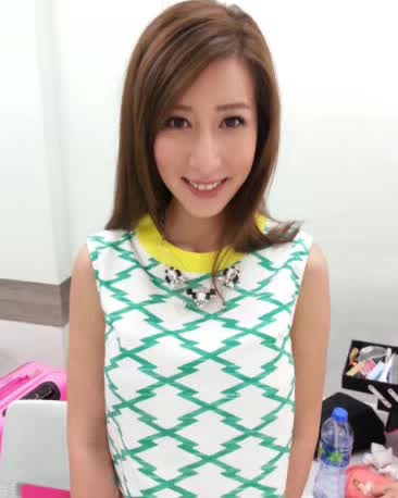 无线小花凭火辣身材获网友热捧无视他人于商场内试睡