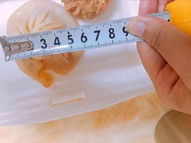 我带着秤和卷尺，去吃这几家小笼包！差点被赶跑