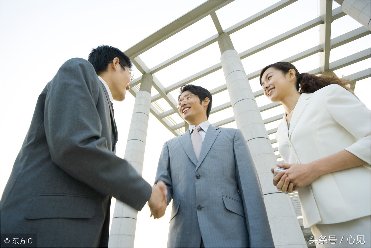 职场礼仪同事握手,职场中握手礼仪有哪些
