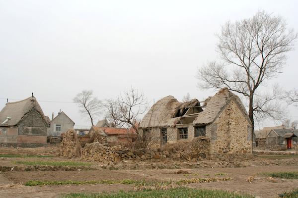 农村海草房建造视频,特色民居海草房冬暖夏凉