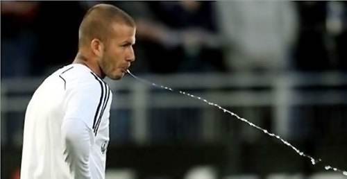 足球运动员身体素质跟普通人比,足球运动员为什么在草坪上吐痰